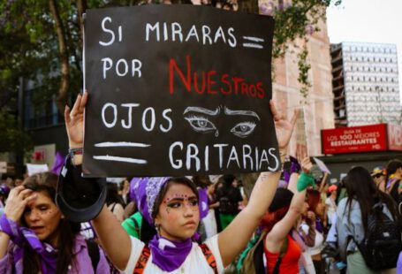 Social Issues - A woman holding a sign that says s miras noces