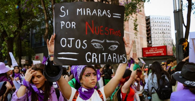 Social Issues - A woman holding a sign that says s miras noces